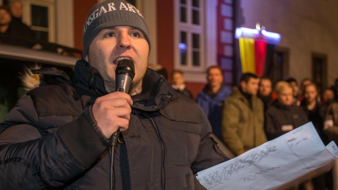 Der Kneipenwirt und rechtsradikale Aktivist Tommy Frenck spricht in Suhl beim ersten Ableger der Pegida - Bewegung in Thüringen. Der Kneipenwirt und rechtsradikale Aktivist Tommy Frenck spricht in Suhl beim ersten Ableger der Pegida - Bewegung in Thüringen.