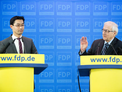 Der FDP-Vorsitzende und Bundeswirtschaftsminister Philipp Rösler und FDP-Fraktionschef Rainer Brüderle (r) sprechen am 21.01.2013 auf einer Pressekonferenz nach einer Vorstandssitzung in der Parteizentrale in Berlin.