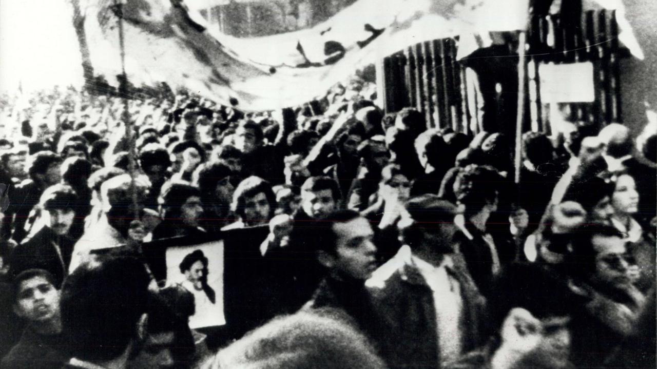 Demonstranten feiern in Teheran am 17. Januar 1979 die Flucht des Schahs nach Ägypten
Demonstranten feiern in Teheran am 17. Januar 1979 die Flucht des Schahs nach Ägypten