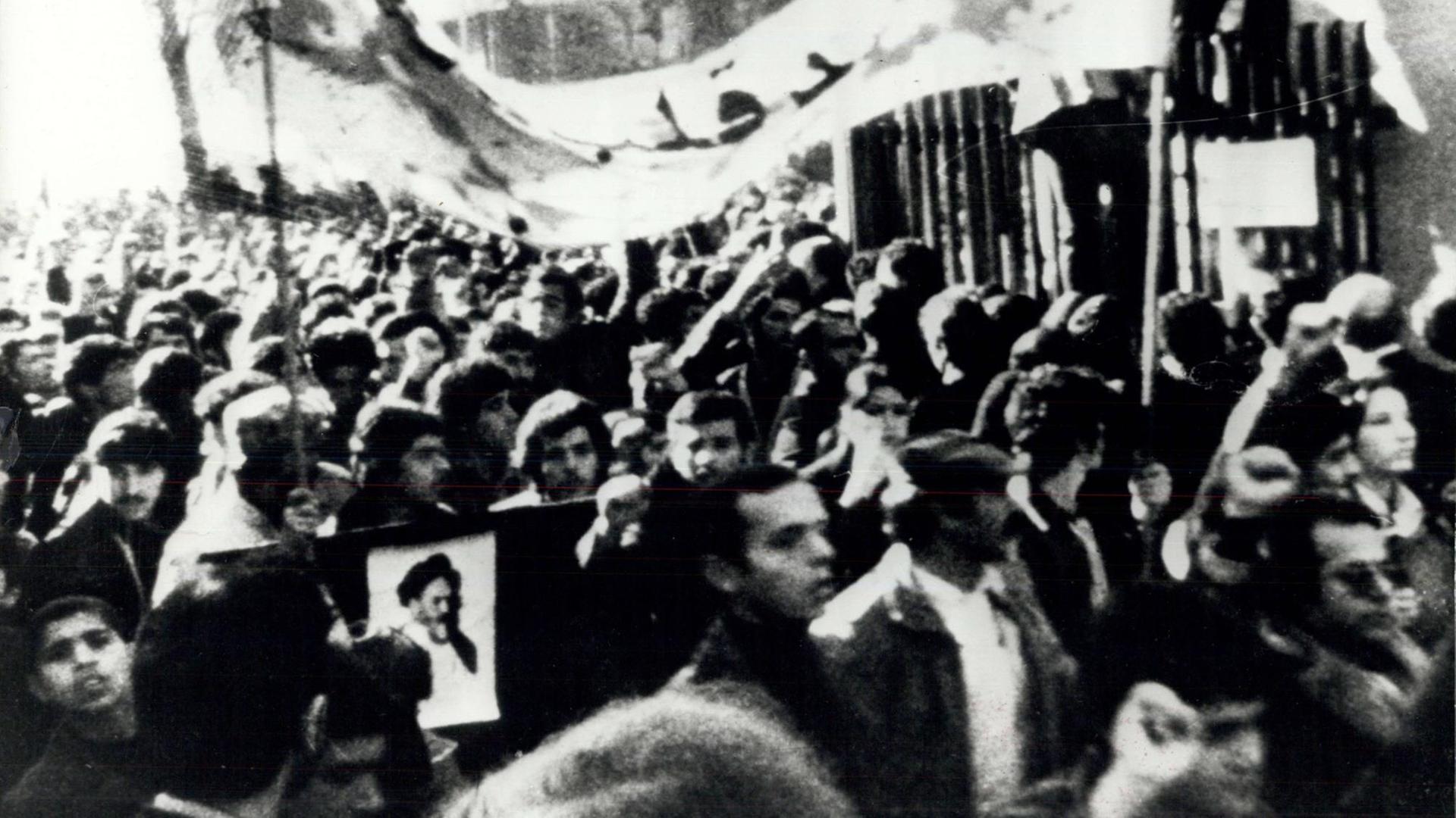 Demonstranten feiern in Teheran am 17. Januar 1979 die Flucht des Schahs nach Ägypten Demonstranten feiern in Teheran am 17. Januar 1979 die Flucht des Schahs nach Ägypten