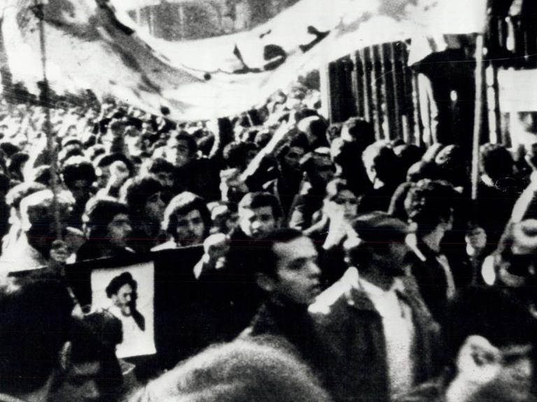 Demonstranten feiern in Teheran am 17. Januar 1979 die Flucht des Schahs nach Ägypten