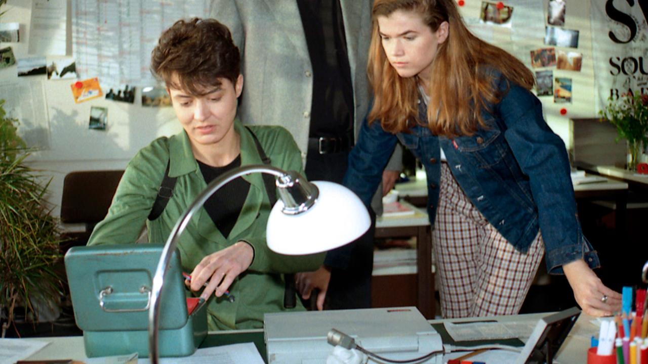 Aus der Tatort-Folge "Tod im All" (1997): Ulrike Folkerts als Kommissarin Lena Odenthal. Auch Anke Engelke spielte mit Aus der Tatort-Folge "Tod im All" (1997): Ulrike Folkerts als Kommissarin Lena Odenthal. Auch Anke Engelke spielte mit