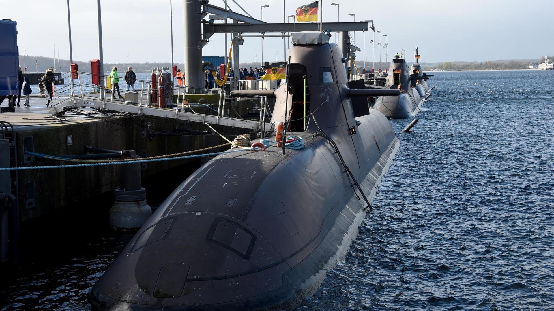Drei deutsche U-Boote der Klasse 212 A liegen an der U-Boot-Pier in Eckernförde (Schleswig-Holstein). Drei deutsche U-Boote der Klasse 212 A liegen an der U-Boot-Pier in Eckernförde (Schleswig-Holstein).