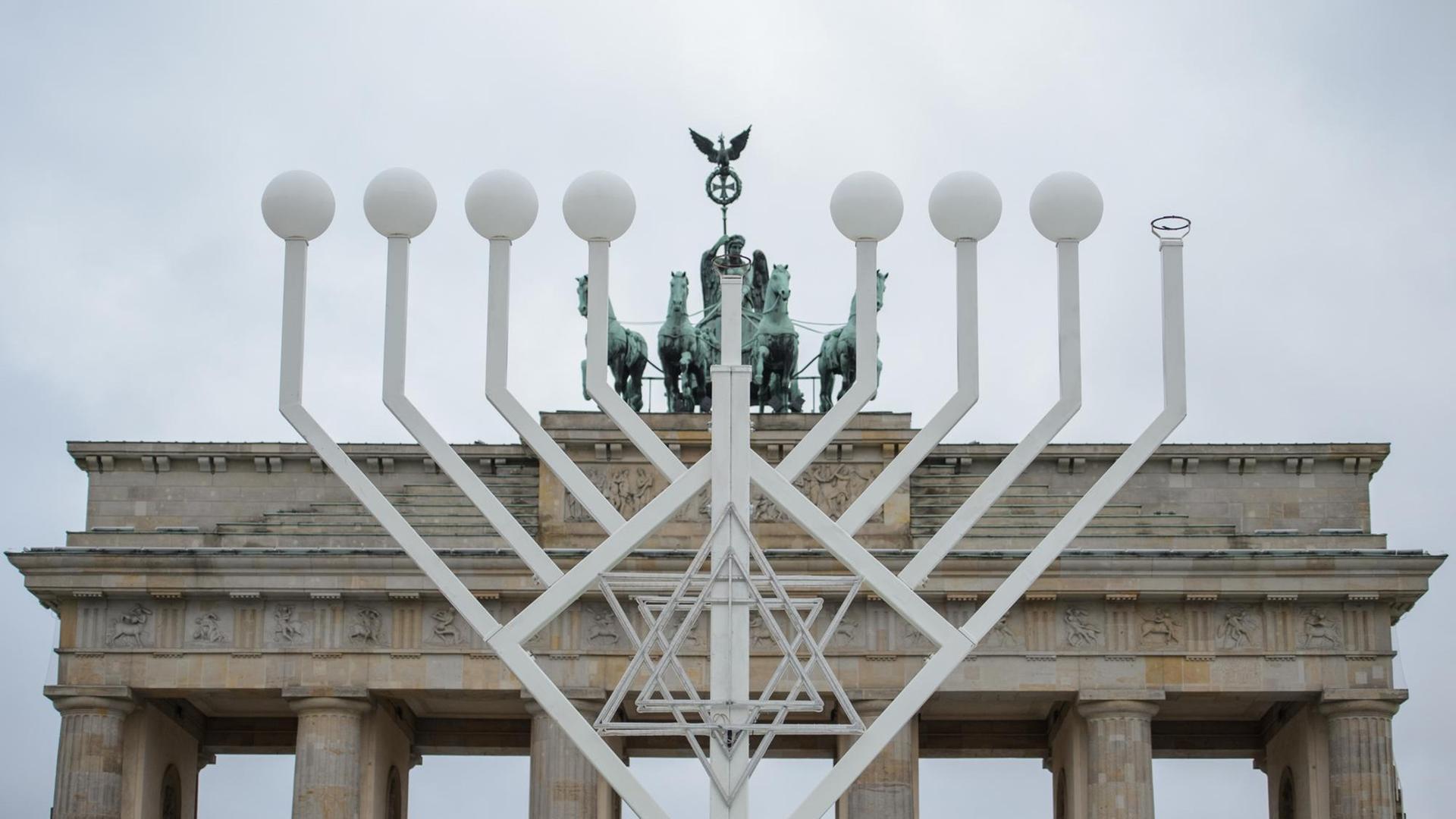 Europas größter Chanukka-Leuchter ist am 12.12.2017 in Berlin vor dem Brandenburger Tor zu sehen.