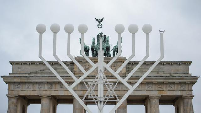 Europas größter Chanukka-Leuchter ist am 12.12.2017 in Berlin vor dem Brandenburger Tor zu sehen.