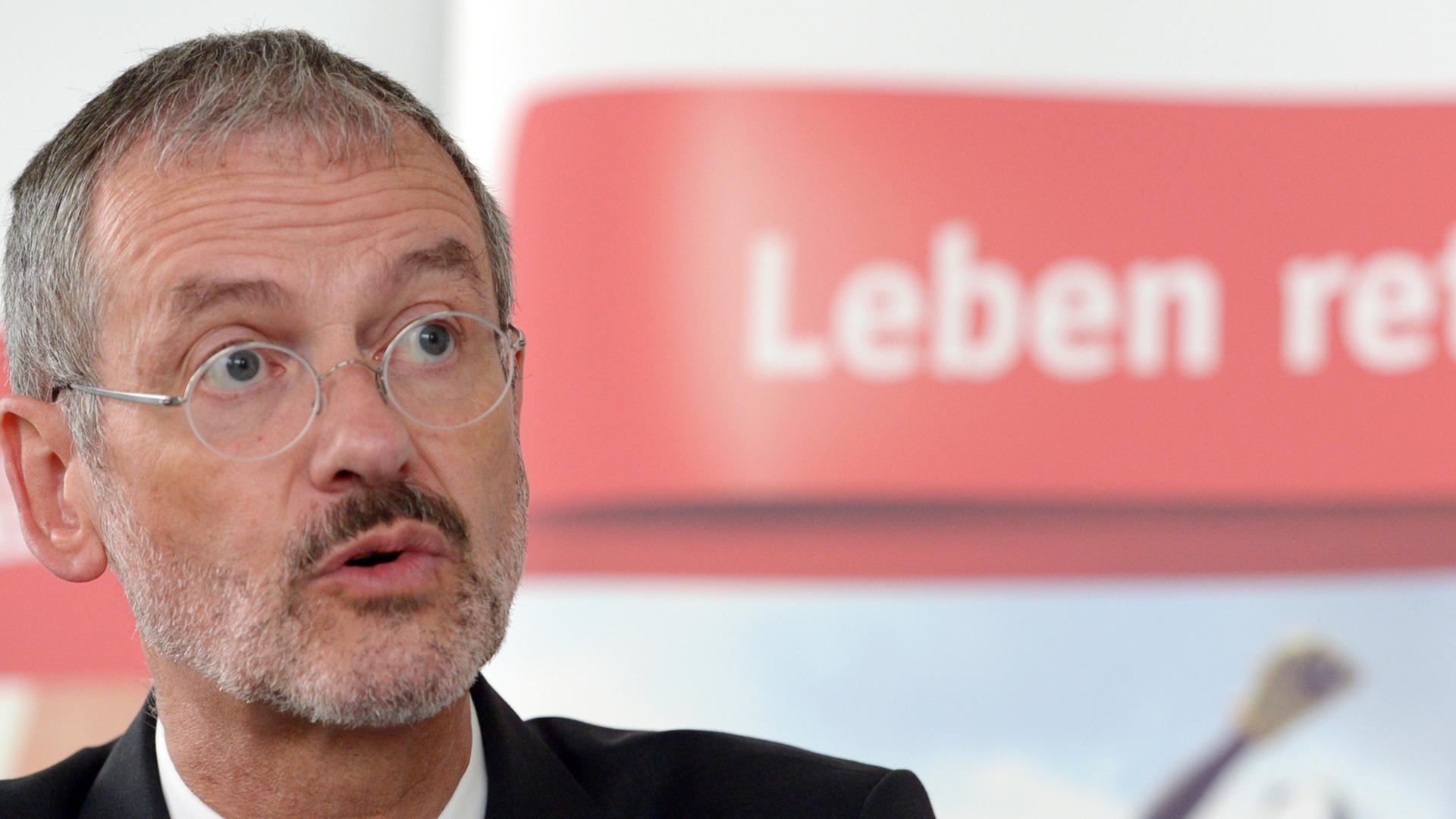 Der Präsident des Deutschen Caritasverbands (DCV), Peter Neher spricht am 17.07.2013 in Berlin bei der Jahres-Pressekonferenz zu den Gästen. Der Präsident des Deutschen Caritasverbands (DCV), Peter Neher spricht am 17.07.2013 in Berlin bei der Jahres-Pressekonferenz zu den Gästen.