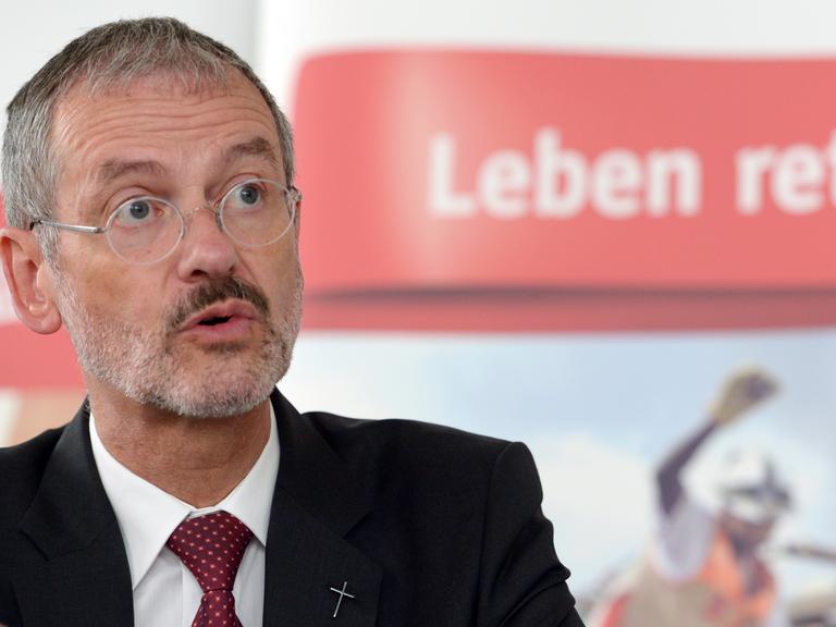 Der Präsident des Deutschen Caritasverbands (DCV), Peter Neher spricht am 17.07.2013 in Berlin bei der Jahres-Pressekonferenz zu den Gästen.