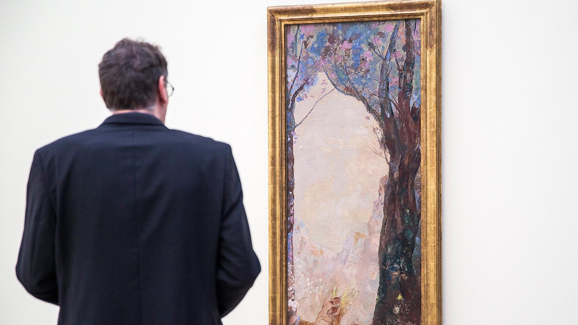 Ein Besucher steht vor einem Werk von Odilon Redon. Ein Besucher steht vor einem Werk von Odilon Redon.