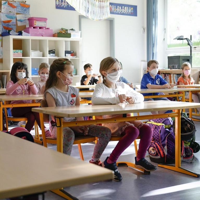 Wieder volle Klassen an der Bonifatius-Grundschule in Düsseldorf: Die Schulen in Nordrhein-Westfalen sind in den Regelbetrieb zurückgekehrt.