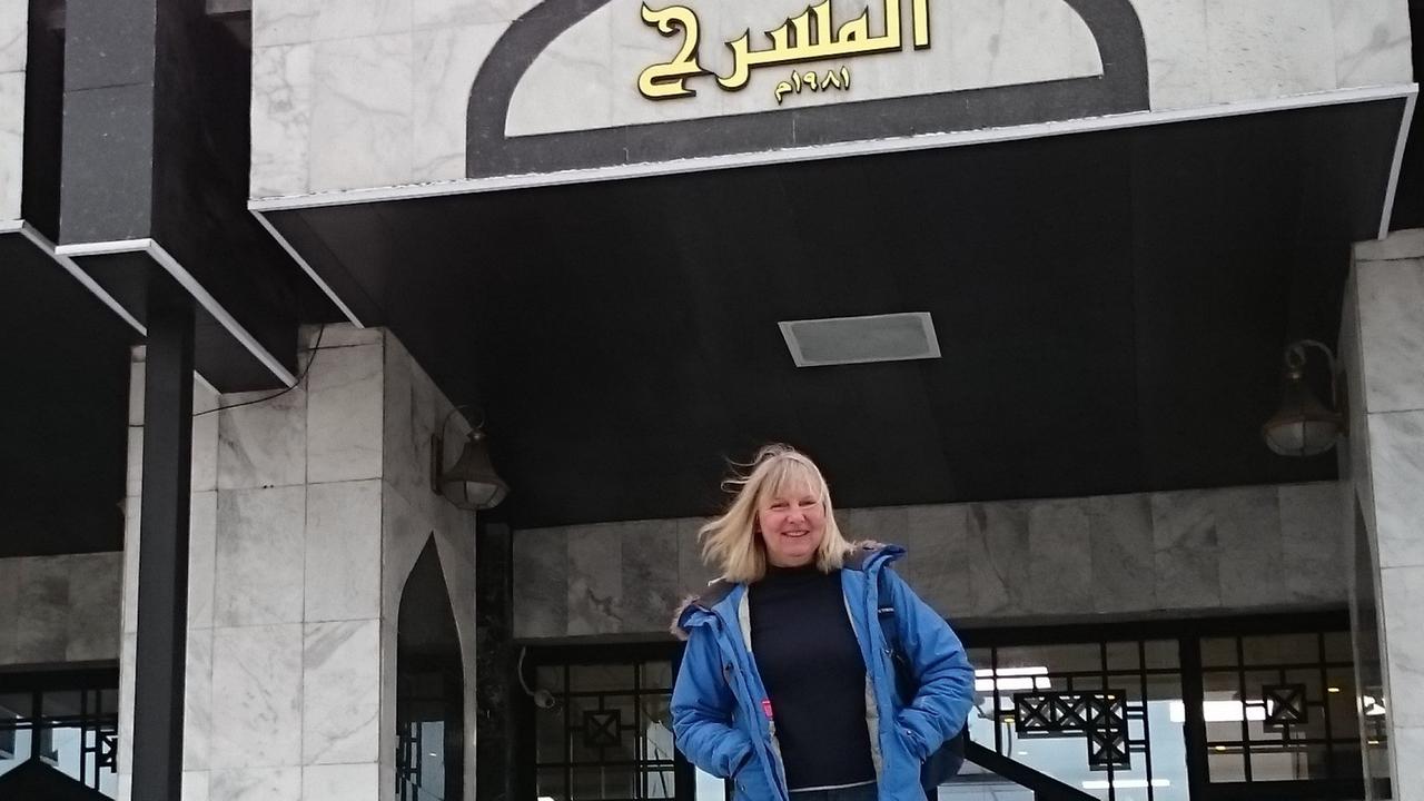Die Theater-Regisseurin Astrid Vehstedt steht vor dem National Theatre Bagdad Die Theater-Regisseurin Astrid Vehstedt steht vor dem National Theatre Bagdad