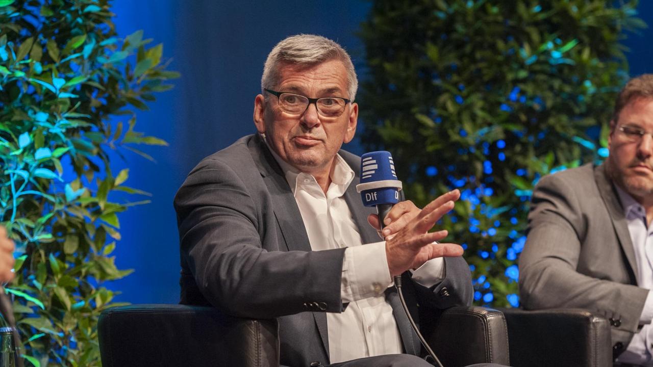 Der IG-Metall-Vorstandsvorsitzende Jörg Hofmann beim Forum Journalismuskritik im Deutschlandfunk Der IG-Metall-Vorstandsvorsitzende Jörg Hofmann beim Forum Journalismuskritik im Deutschlandfunk