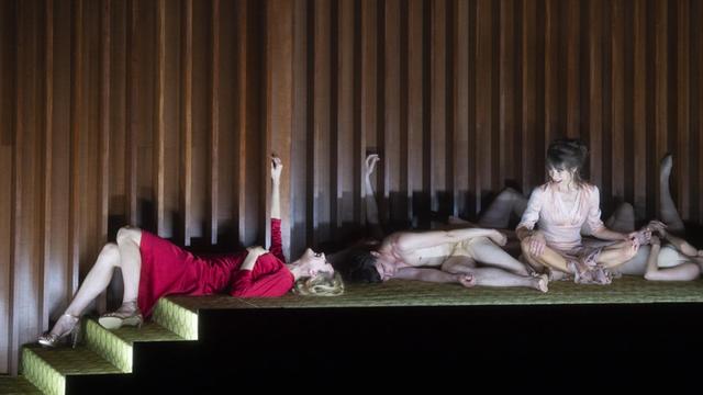 Eine Szene aus Evgeny Titovs "Sommergäste" bei den Salzburger Festspielen, 2019. Auf der Bühne zu sehen: Geinija Rykova (Warwara Michajlowna), Dagna Litzenberger Vinet (Julija Filippowna)