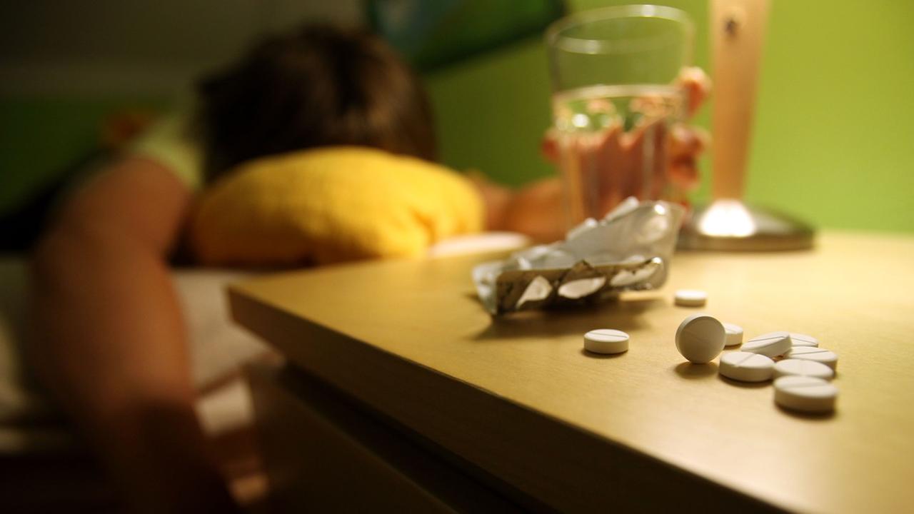 Tabletten liegen vor einem Bett Tabletten liegen vor einem Bett