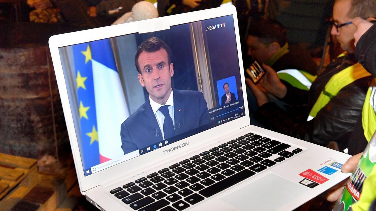 Präsident Emmanuel Macron hält am 10.12.2018 eine Rede an die Franzosen. Grund: die anhaltenden Proteste der Gelbwesten-Bewegung. Präsident Emmanuel Macron hält am 10.12.2018 eine Rede an die Franzosen. Grund: die anhaltenden Proteste der Gelbwesten-Bewegung.