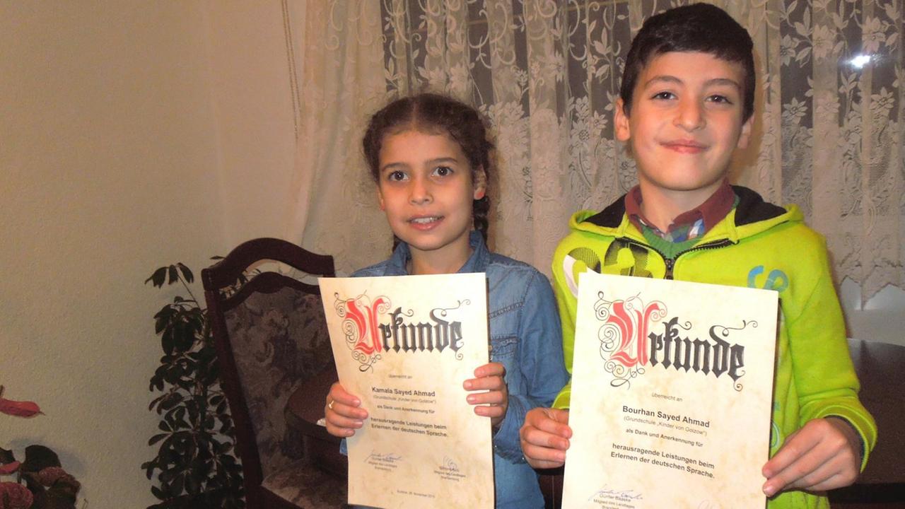 Zwei Kinder mit Urkunden in den Händen Zwei Kinder mit Urkunden in den Händen