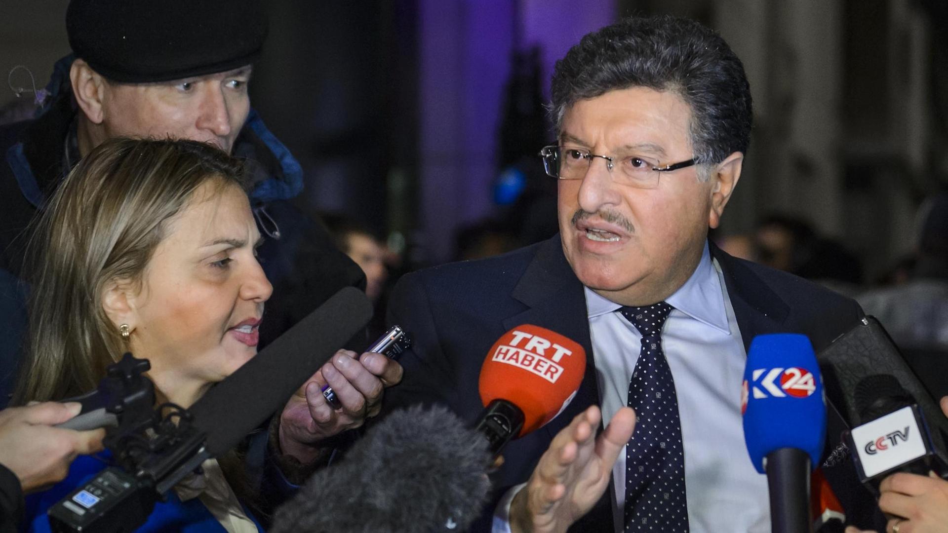 Der Sprecher des Hohen Verhandlungskomitees der Assad-Gegner, Salem al-Meslet, gibt nach seiner Ankunft bei den Syrien-Gesprächen in Genf ein Pressestatement ab. Der Sprecher des Hohen Verhandlungskomitees der Assad-Gegner, Salem al-Meslet, gibt nach seiner Ankunft bei den Syrien-Gesprächen in Genf ein Pressestatement ab.