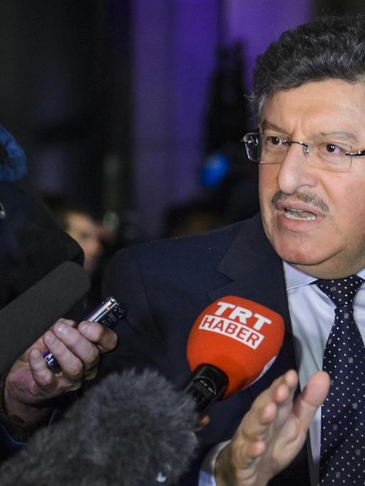 Der Sprecher des Hohen Verhandlungskomitees der Assad-Gegner, Salem al-Meslet, gibt nach seiner Ankunft bei den Syrien-Gesprächen in Genf ein Pressestatement ab.
