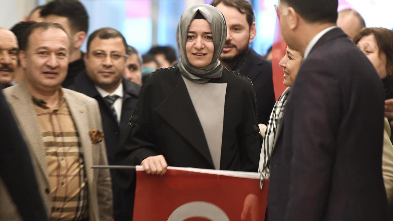 Die türkische Familienministerin Kaya trifft nach ihrer Ausweisung aus den Niederlanden in Istanbul ein und wird dort von Anhängern empfangen. Die türkische Familienministerin Kaya trifft nach ihrer Ausweisung aus den Niederlanden in Istanbul ein und wird dort von Anhängern empfangen.