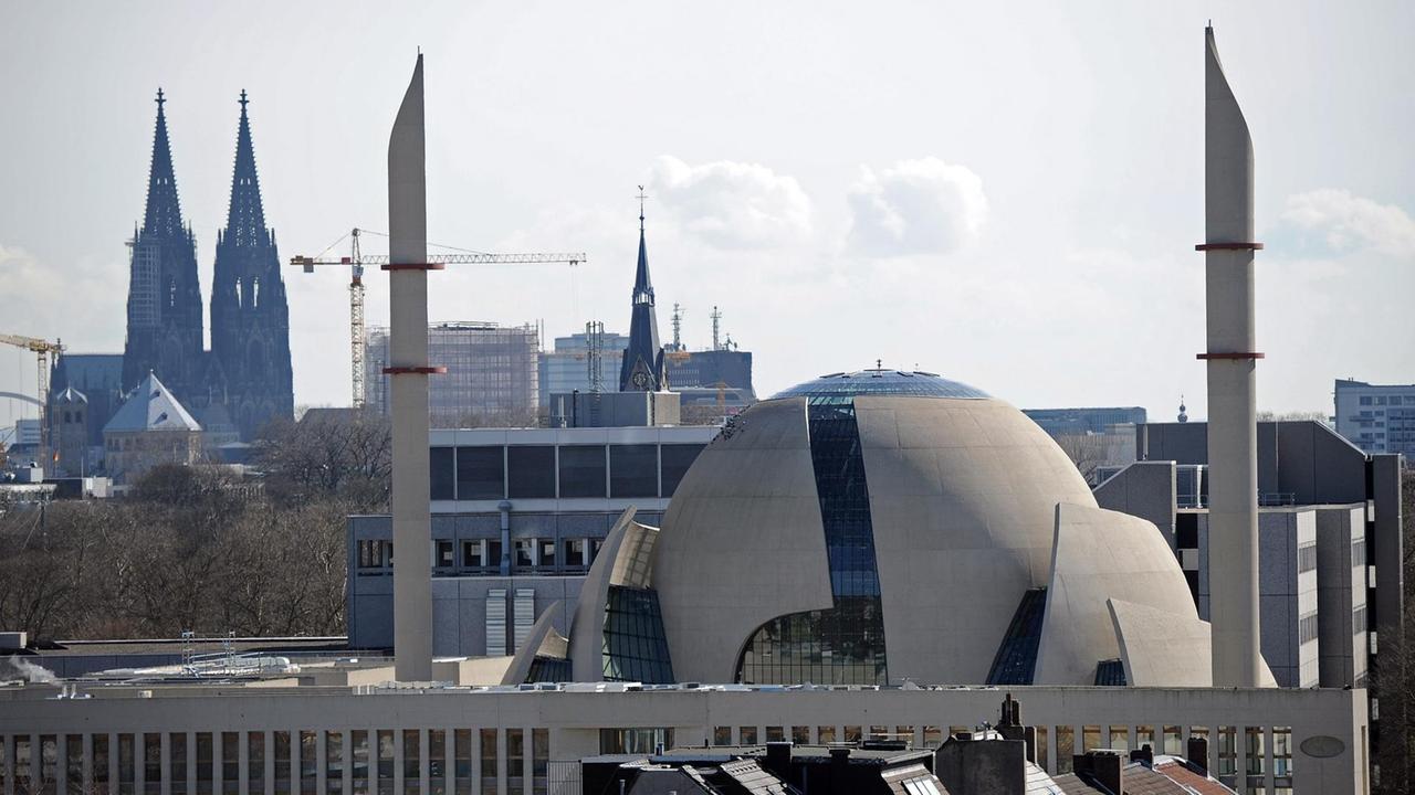 Blick über die Dächer: Im Vordergrund die Kölner Zentralmoschee mit ihren beiden Minaretten, im Hintergrund der Kölner Dom. Blick über die Dächer: Im Vordergrund die Kölner Zentralmoschee mit ihren beiden Minaretten, im Hintergrund der Kölner Dom.