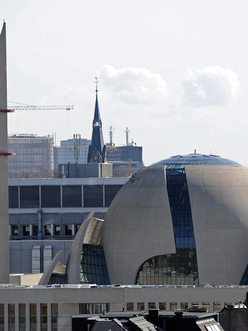 Blick über die Dächer: Im Vordergrund die Kölner Zentralmoschee mit ihren beiden Minaretten, im Hintergrund der Kölner Dom.