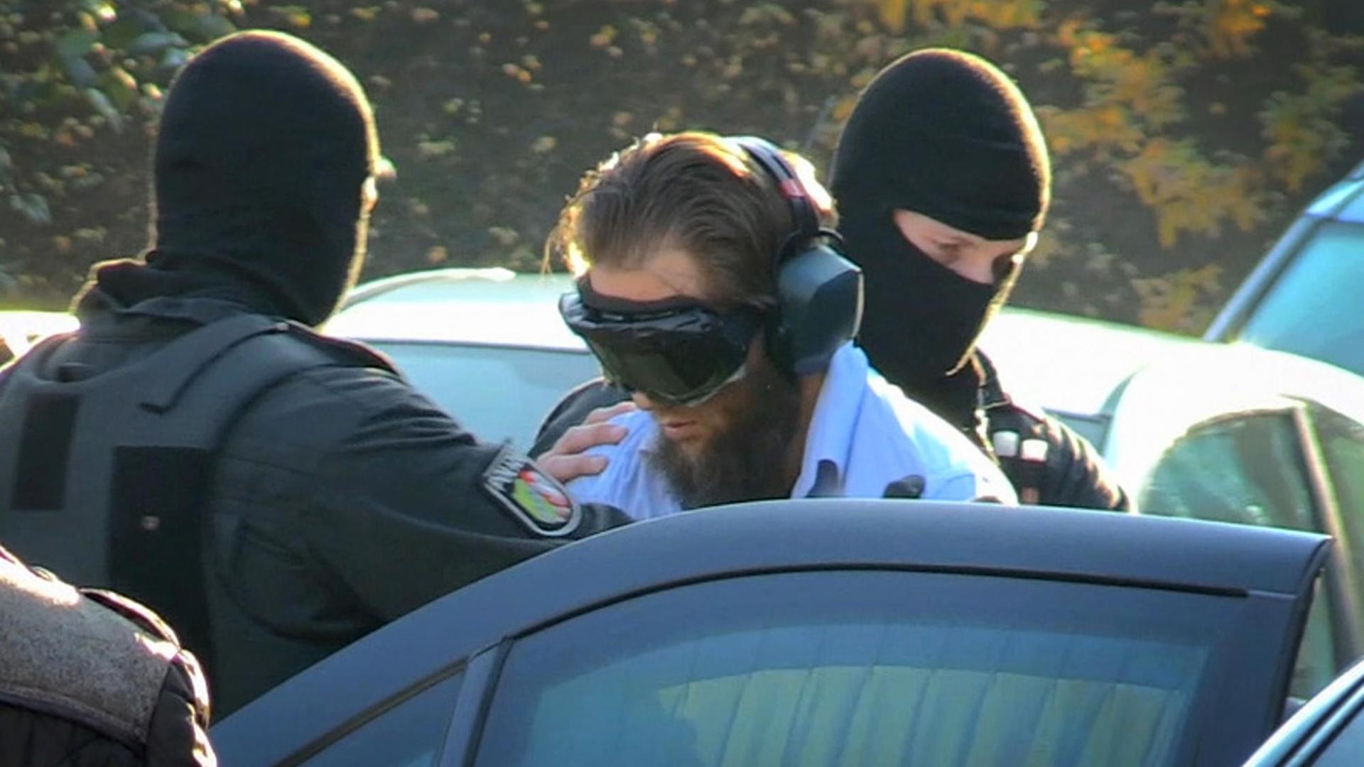 Salafistenprediger Sven Lau wird am 15.12.2015 in Mönchengladbach (Nordrhein-Westfalen) nach seiner Festnahme zu einem Auto geführt. Salafistenprediger Sven Lau wird am 15.12.2015 in Mönchengladbach (Nordrhein-Westfalen) nach seiner Festnahme zu einem Auto geführt.