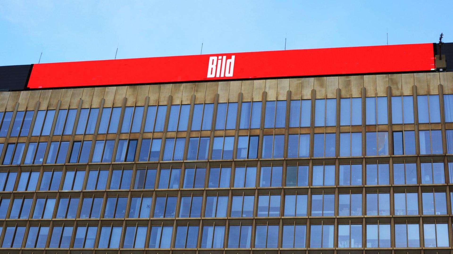 Das Axel-Springer-Hochhaus in Berlin mit dem Schriftzug der "Bild" auf dem Dach. Das Axel-Springer-Hochhaus in Berlin mit dem Schriftzug der "Bild" auf dem Dach.