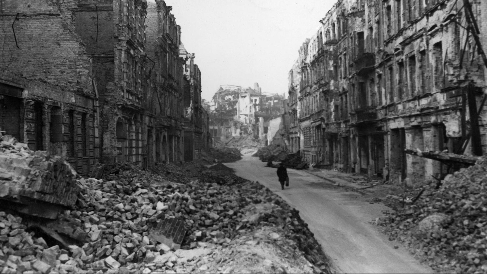 Trümmer in einer Straße in Berlin im August 1945. Trümmer in einer Straße in Berlin im August 1945.
