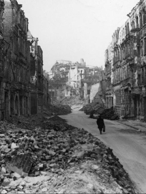 Trümmer in einer Straße in Berlin im August 1945.