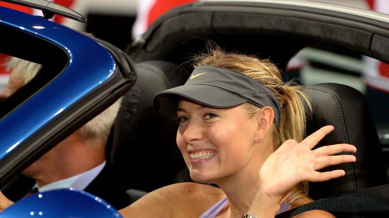 Maria Scharapowa nach dem im Finale des Porsche Tennis Grand Prix in Stuttgart mit ihrer Siegprämie, einem Porsche. Maria Scharapowa nach dem im Finale des Porsche Tennis Grand Prix in Stuttgart mit ihrer Siegprämie, einem Porsche.