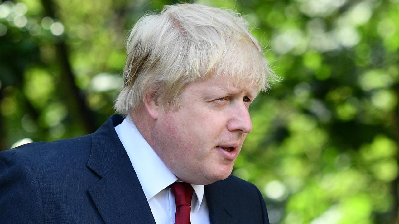 Londons Ex-Bürgermeister und Brexit-Befürworter Boris Johnson vor seinem Haus nahe London. Londons Ex-Bürgermeister und Brexit-Befürworter Boris Johnson vor seinem Haus nahe London.