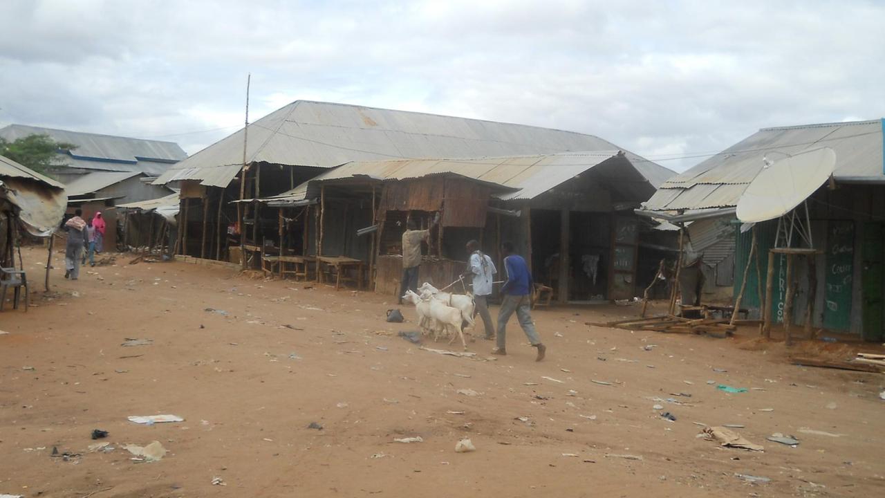 Straße im Flüchtlingslager Dadaab, Kenia Straße im Flüchtlingslager Dadaab, Kenia