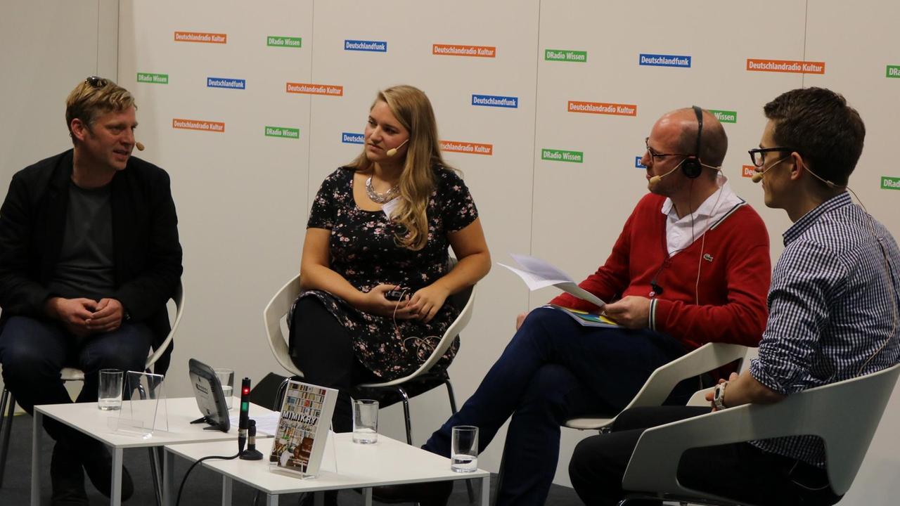Über digitale Literaturkritik diskutieren: Holm Friebe, Amelie Murmann, DLF-Moderator Jan Drees, Leander Wattig Über digitale Literaturkritik diskutieren: Holm Friebe, Amelie Murmann, DLF-Moderator Jan Drees, Leander Wattig