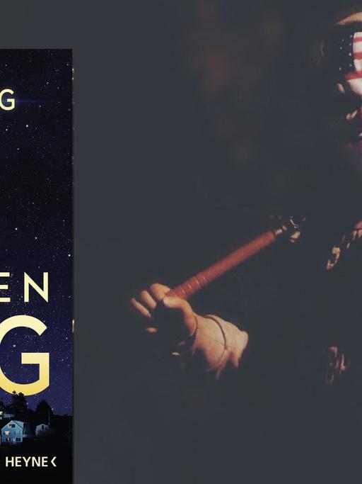 Cover von Stephen Kings Roman "Erhebung". Im Hintergrund ist ein bedrohlich wirkender Mann mit Baseballschläger zu sehen, der Eine bösartige Clownsartige-Maske trägt und eine US-Flagge um die Schultern gelegt hat.