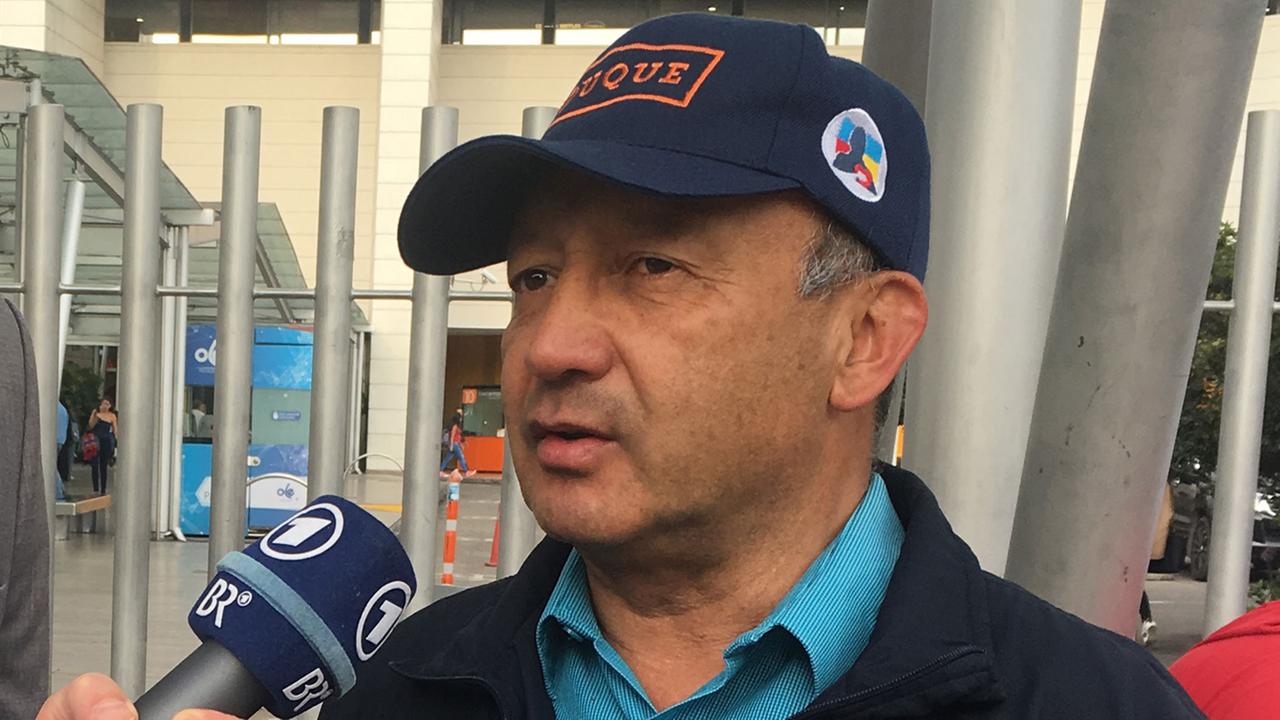 Wahlkampf vor einem Einkaufszentrum im Norden von Bogotá: Bezirksbürgermeister Jesus Vivas wirbt für den rechtskonservativen Iván Duque Wahlkampf vor einem Einkaufszentrum im Norden von Bogotá: Bezirksbürgermeister Jesus Vivas wirbt für den rechtskonservativen Iván Duque