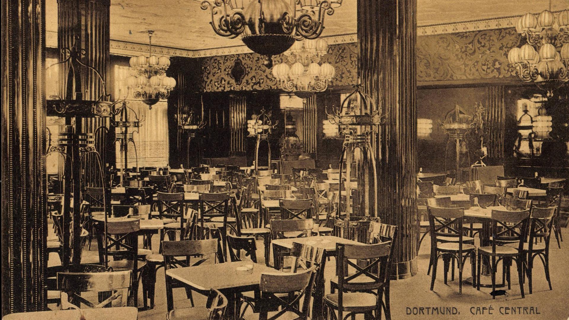 Blick in das ehemalige Café Central in Dortmund (um 1917). Es sind Tische, Kronleuchter und Säulen zu sehen. Blick in das ehemalige Café Central in Dortmund (um 1917). Es sind Tische, Kronleuchter und Säulen zu sehen.
