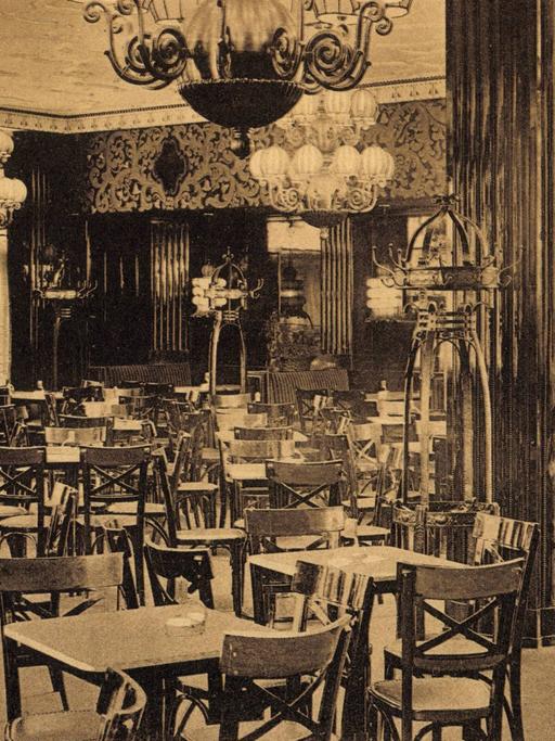 Blick in das ehemalige Café Central in Dortmund (um 1917). Es sind Tische, Kronleuchter und Säulen zu sehen.