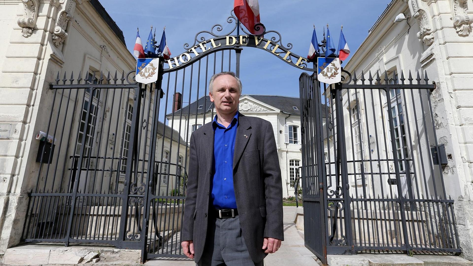 Der Bürgermeister von Villers-Cotterêts, Franck Briffaut, posiert vor dem Rathaus. Der Bürgermeister von Villers-Cotterêts, Franck Briffaut, posiert vor dem Rathaus.