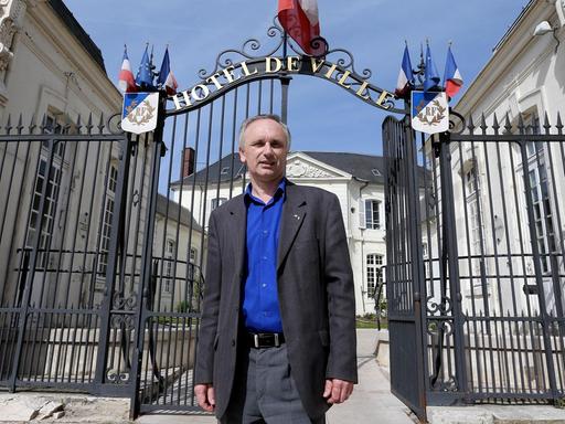 Der Bürgermeister von Villers-Cotterêts, Franck Briffaut, posiert vor dem Rathaus.
