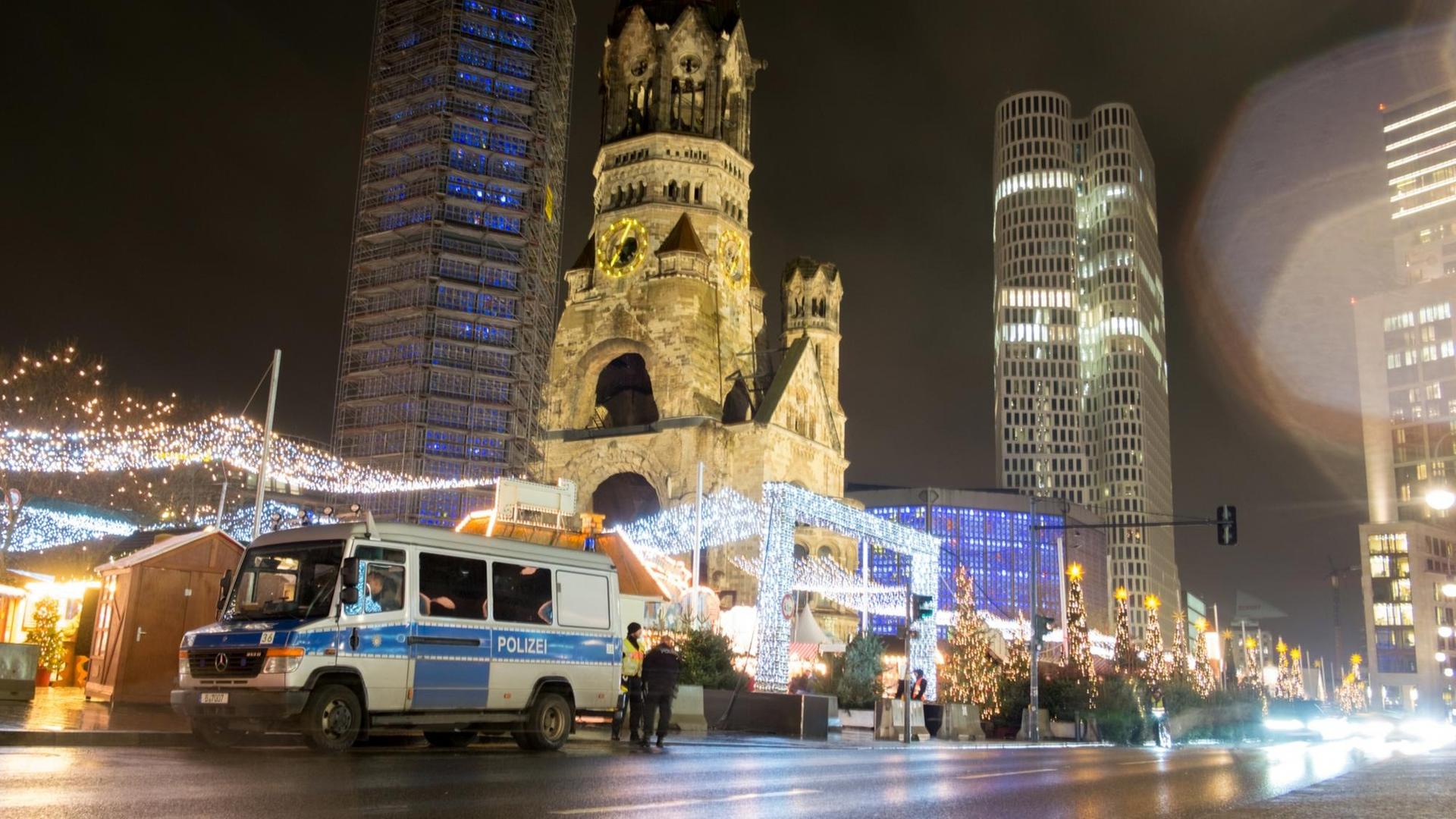 Ein Polizeifahrzeug steht am 14.12.2017 an einem Eingang zum Weihnachtsmarkt am Breitscheidplatz in Berlin. Am 19. Dezember 2016 war der islamistische Attentäter Anis Amri mit einem gestohlenen Laster in den Weihnachtsmarkt an der Gedächtniskirche gerast. Bei dem bislang schwersten islamistischen Anschlag in Deutschland waren zwölf Menschen getötet und annähernd 100 Menschen verletzt worden. Foto: Stefan Jaitner/dpa/dpa-Zentralbild | Verwendung weltweit