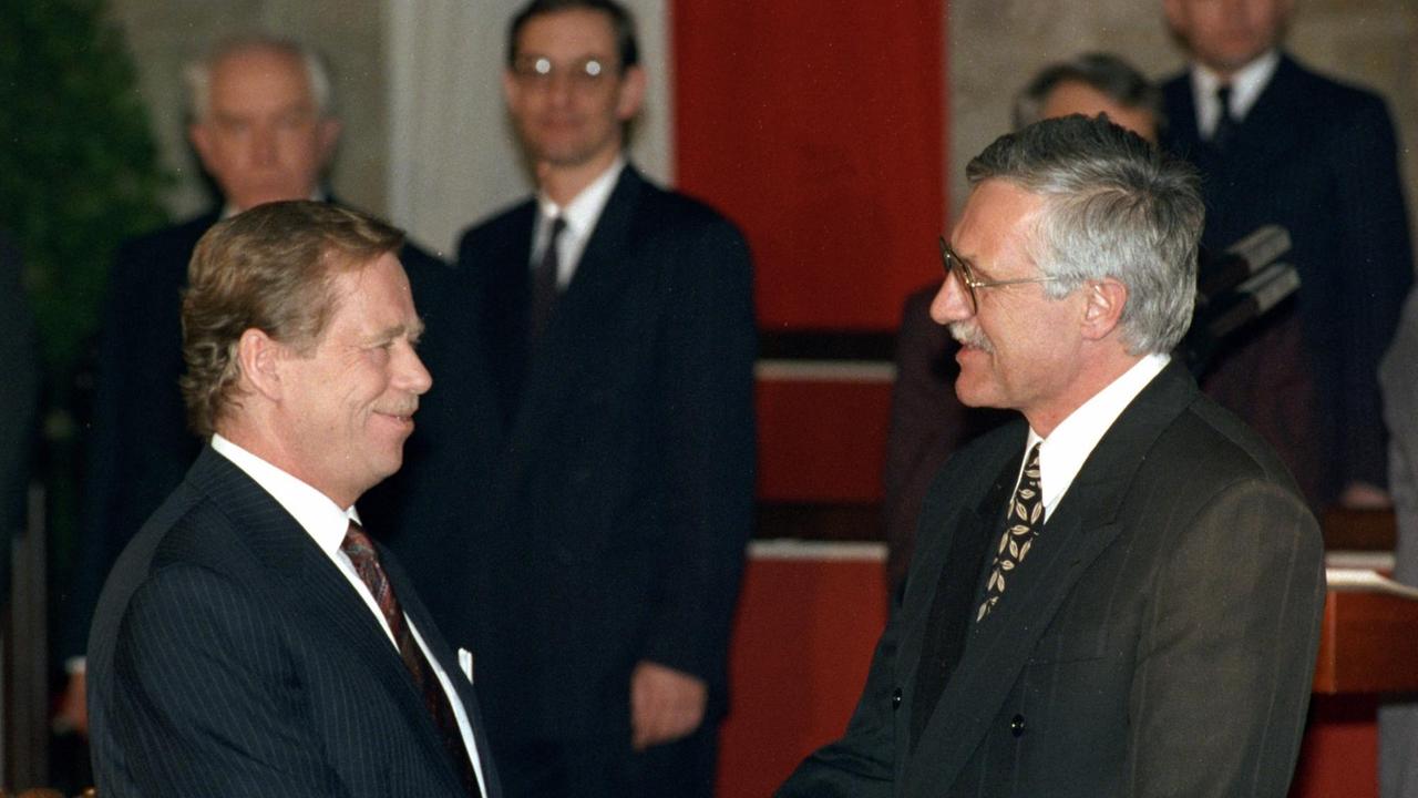 Regierungschef Vaclav Klaus (r) gratuliert dem neu gewählten Präsidenten Vaclav Havel (l). Havel, der letzte Präsident der Tschechoslowakei, ist am am 26. Januar 1993 mit großer Mehrheit zum Präsidenten der Tschechischen Republik gewählt worden. Regierungschef Vaclav Klaus (r) gratuliert dem neu gewählten Präsidenten Vaclav Havel (l). Havel, der letzte Präsident der Tschechoslowakei, ist am am 26. Januar 1993 mit großer Mehrheit zum Präsidenten der Tschechischen Republik gewählt worden.
