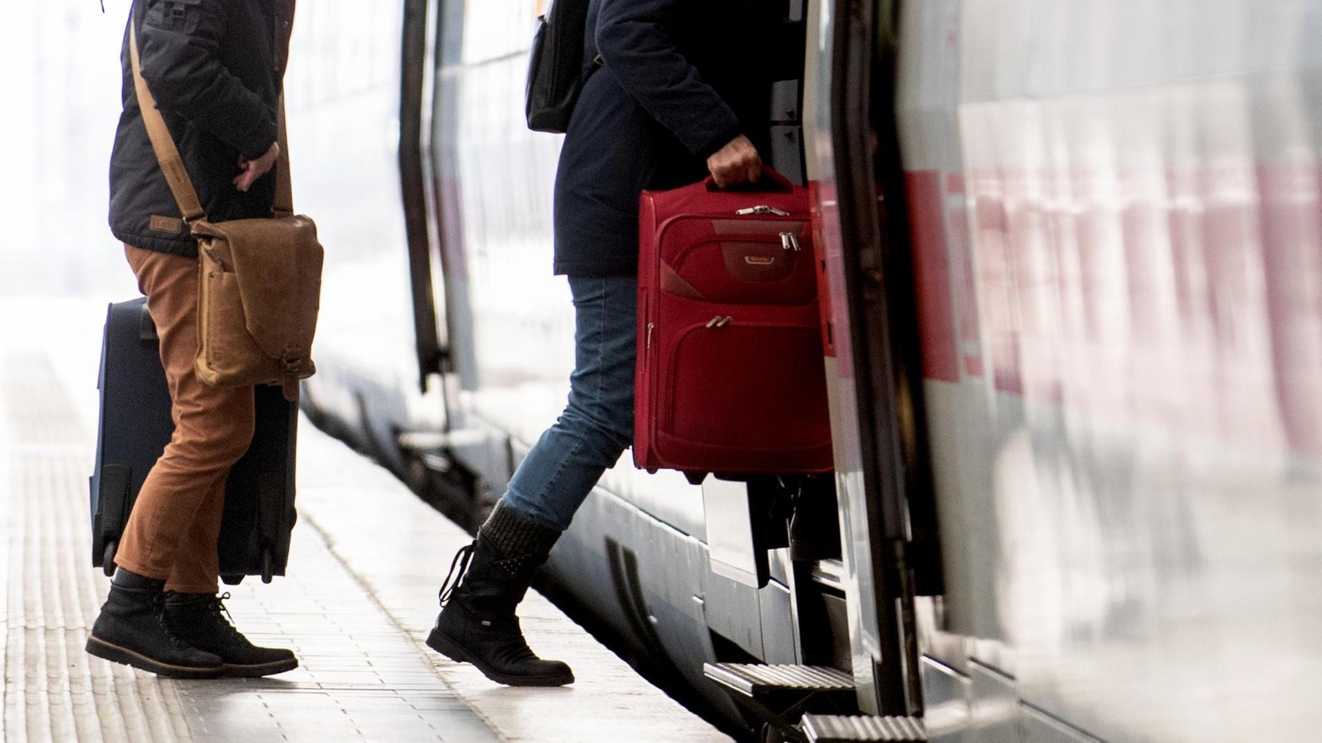 Reisende steigen am 20. Februar 2020 am Ostbahnhof in Berlin in einen ICE ein