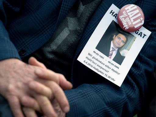 Ein Teilnehmer trägt am 06.04.2016 bei der Gedenkfeier zehn Jahre nach der Ermordung von Halit Yozgat in Kassel einen Button mit der Aufschrift "Halit war mein Kollege". 