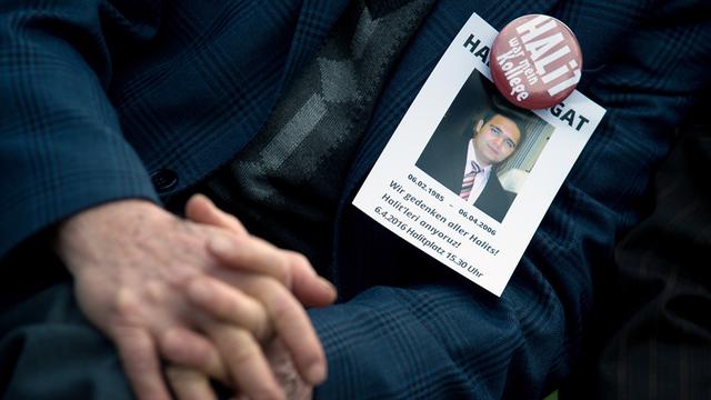 Ein Teilnehmer trägt am 06.04.2016 bei der Gedenkfeier zehn Jahre nach der Ermordung von Halit Yozgat in Kassel einen Button mit der Aufschrift "Halit war mein Kollege". 