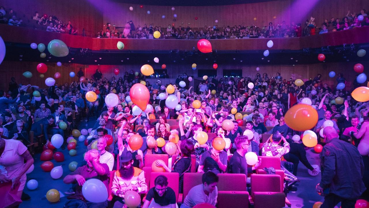 Zuschauer spielen mit Luftballons in Taylor Macs „A 24-Decade History of Popular Music”, Chapter 3 im Berliner Festspielhaus