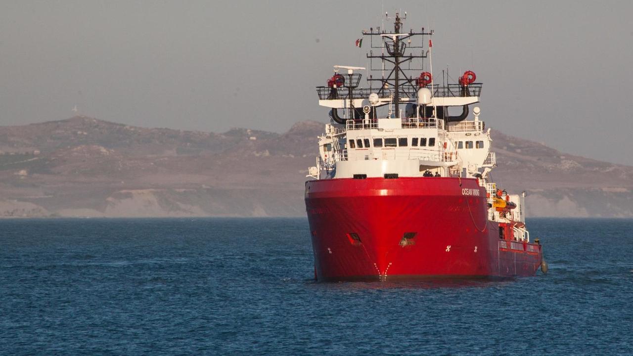 Das private Seenotrettungsschiff Ocean Viking vor Porto Empedocle an der italienischen Küste