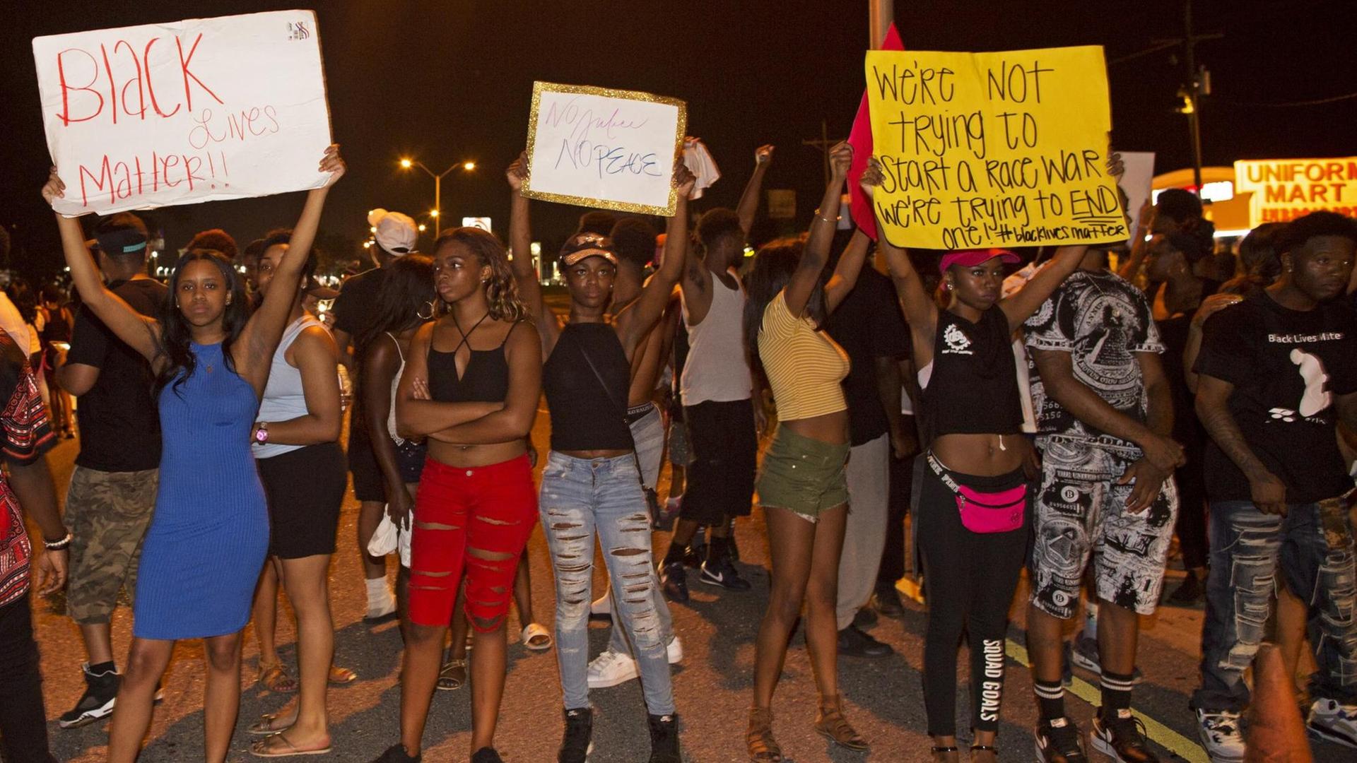 Demonstranten blockieren in Baton Rouge eine Autobahn vor der Polizeizentrale, um gegen Polizeigewalt gegen Schwarze zu demonstrieren. Demonstranten blockieren in Baton Rouge eine Autobahn vor der Polizeizentrale, um gegen Polizeigewalt gegen Schwarze zu demonstrieren.