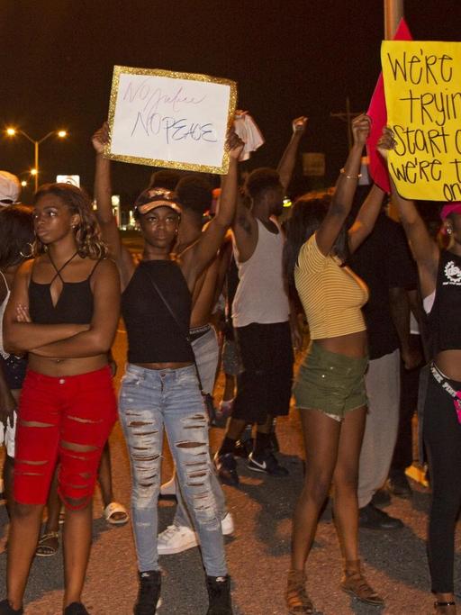 Demonstranten blockieren in Baton Rouge eine Autobahn vor der Polizeizentrale, um gegen Polizeigewalt gegen Schwarze zu demonstrieren.