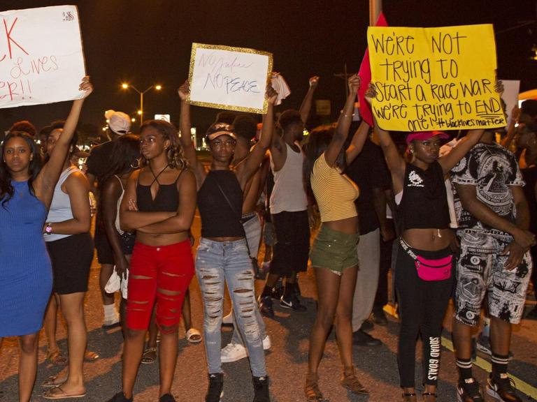 Demonstranten blockieren in Baton Rouge eine Autobahn vor der Polizeizentrale, um gegen Polizeigewalt gegen Schwarze zu demonstrieren.