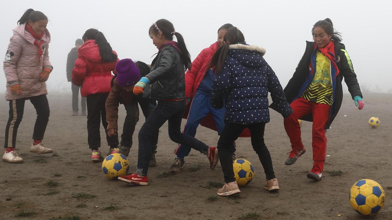 In den chinesischen Schulen werden immer mehr Schüler an den Fußball herangeführt.  