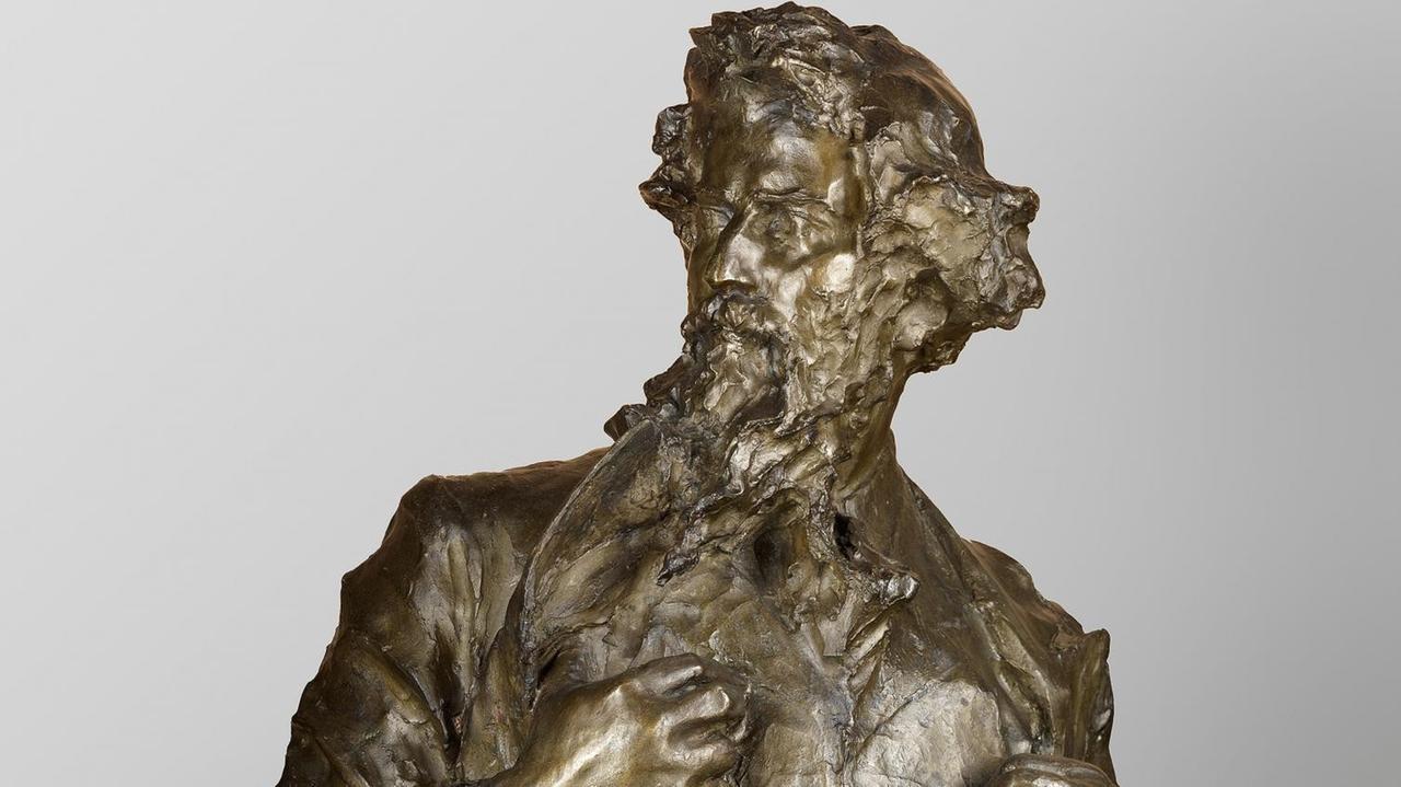 Eine Bronze-Skulptur zeigt Giovanni Segantini. Eine Bronze-Skulptur zeigt Giovanni Segantini.